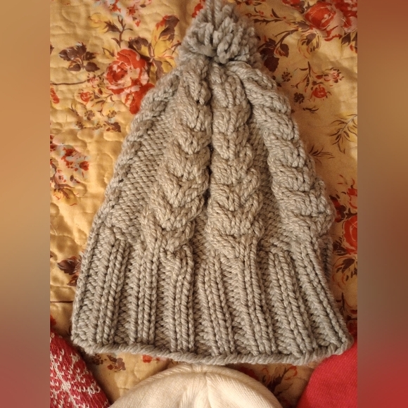 (4) PC Women's Beanie & Pom Pom Variety - Picture 7 of 16